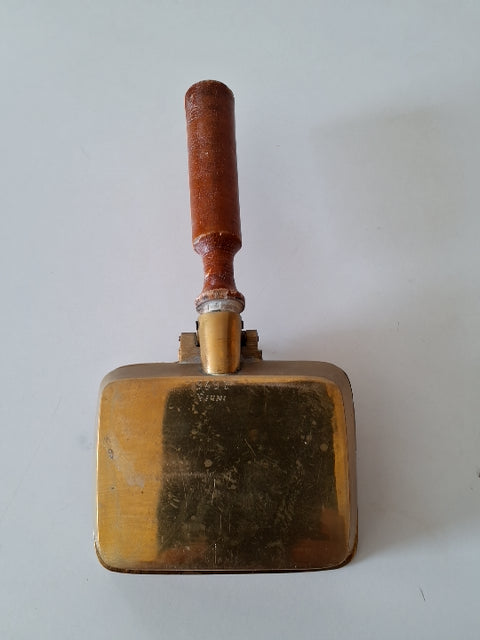 Askebæger i messing med træhåndtag